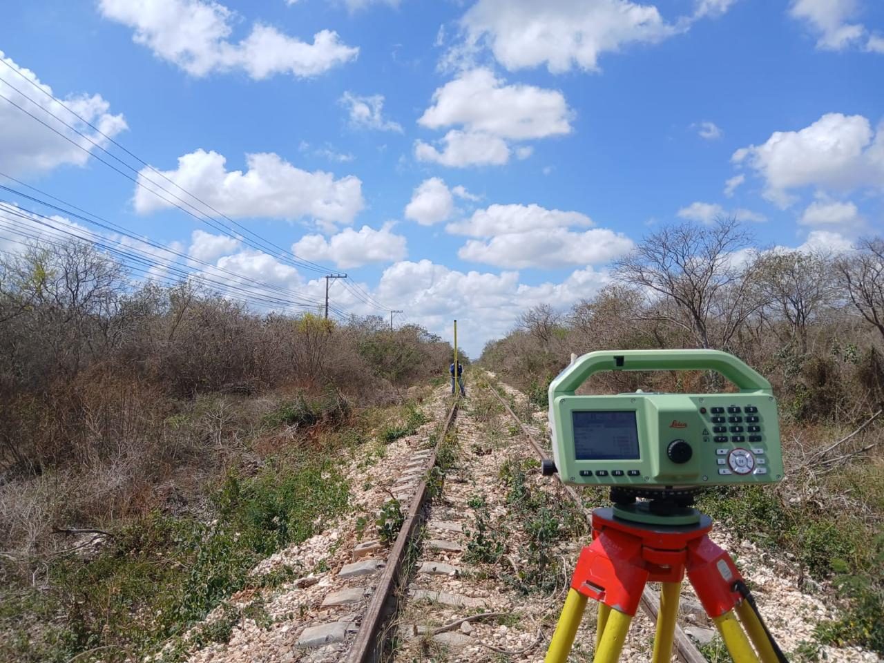 Estación total sobre vía férrea